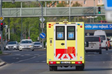 Prag, Çek Cumhuriyeti - 11 Nisan 2024: Prag 'da ambulans tıbbi aracı. Tıbbi acil durumlar. Acil tıbbi servis. Çek Cumhuriyeti.