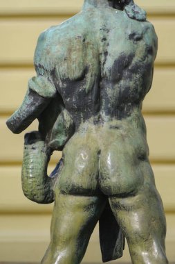 Prag, Çek Cumhuriyeti - 13 Nisan 2024: Çıplak erkeklerin kıçlarının metal heykeli.