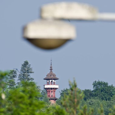 Jurkovic gözcü kulesi. Gözetleme kulesi, Eflak Açık Hava Müzesi 'nde, Roznov kapsülü Radhostem şehrinde. Bölgenin popüler turistik noktası.