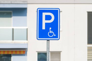 Konut alanında sadece engelli park levhası.