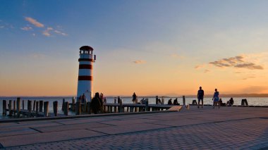 Neusiedler See kıyısındaki ünlü deniz feneri. Podersdorf am See 'nin turistik cazibesi. Burgenland, Avusturya.