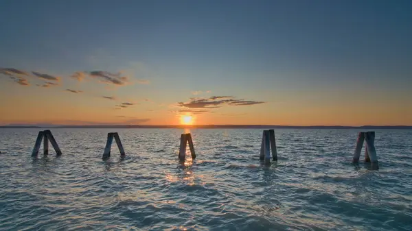 Romantik günbatımı geçmişi. Uzayı kopyala Gün batımında Neusiedler See. Tatil kavramı.