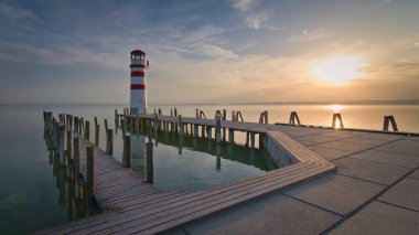 Neusiedler See kıyısındaki ünlü deniz feneri. Podersdorf am See 'nin turistik cazibesi. Burgenland, Avusturya.