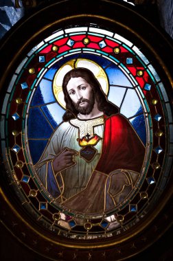 Chvalcov, Çek Cumhuriyeti - 9 Kasım 2024: Saint Hostyn Bazilikası 'nda mozaik cam pencereler. Tipik ortaçağ kilise sanatı. Lekeli cam. Yüce İsa..