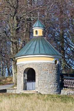 Çek Cumhuriyeti 'nde küçük bir taş şapel. Din oluşturma.