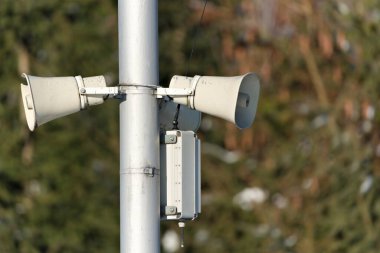 Küçük bir şehrin yerleşim bölgesinde, hasarlı bir vintage kasaba yayın hoparlörü. Çek Cumhuriyeti 'nde her ay acil durum sirenleri test ediliyor.