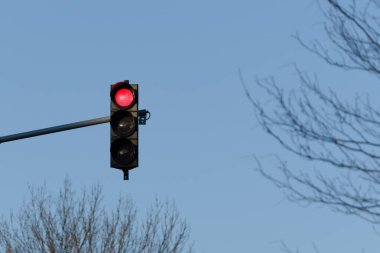 Trafik ışıklarında kırmızı ışık yanmasın. Mavi gökyüzü arka planında izole edilmiş. Olumsuz kopyalama alanı.