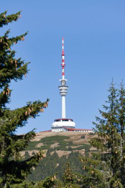 Övgüye değer dağın tepesindeki televizyon vericisi ve gözetleme kulesi. Çek Cumhuriyeti 'nin Moravya' daki Hruby Jesenik dağlarının en yüksek dağı. Çok popüler bir turistik nokta..