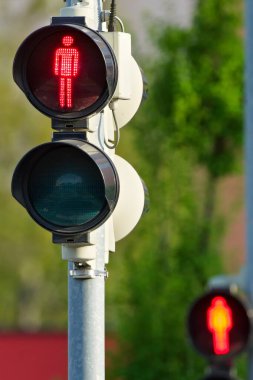 Yaya geçidi yayalar için trafik ışıklarında kırmızı ışık yanmasın.