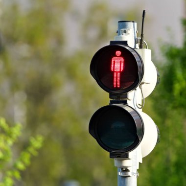 Yaya geçidi yayalar için trafik ışıklarında kırmızı ışık yanmasın.