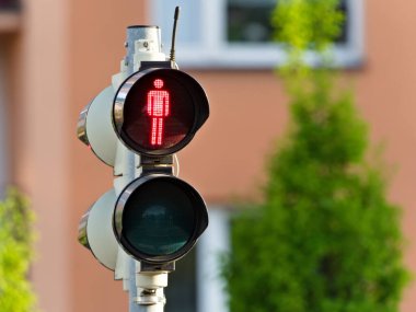 Yaya geçidi yayalar için trafik ışıklarında kırmızı ışık yanmasın.