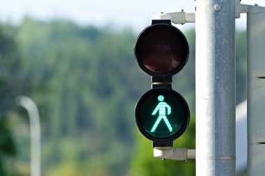 Yayalar için trafik ışıklarında yaya geçidi yeşil ışığı.