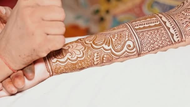 Gelin Mehndi Hint Düğününde Tasarlanan Güzel Hintli Kadın Elleri Üzerine — Stok video