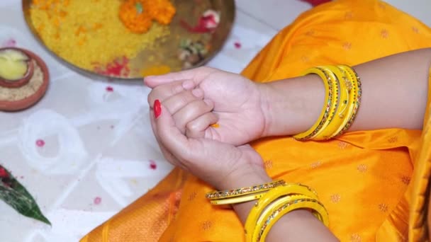 Красива Індійська Наречена Тримає Квітку Чорнобривця Руках Під Час Пої — стокове відео