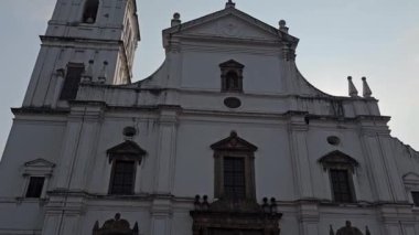 Velha Goa, Eski Goa, Hindistan 28 Nisan 2024 Asya 'nın en büyük kiliselerinden biri olan Se Katedrali Portekiz-Gotik tarzıyla tanınıyor. Güneş ışığı, el değmemiş beyaz yüzünün ihtişamını vurguluyor..