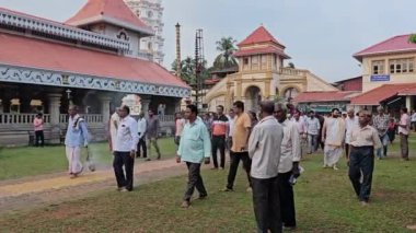 Velha Goa, Eski Goa, Hindistan 28 Nisan 2024 Tapınağın yemyeşil avlusu Shri Manguesh Tapınağı kompleksinde gezen dindarlar ve ziyaretçilerin olduğu canlı bir sahne, .