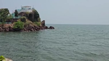 Denize bakan kayalık bir çıkıntı ve üzerinde küçük bir pavyon. Dona Paula bakış açısı
