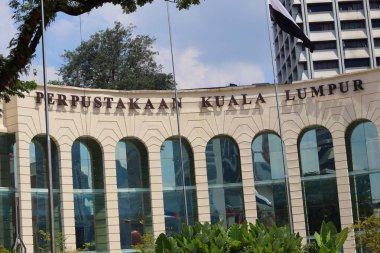 Kuala Lumpur Kütüphanesi (Perpustakaan Kuala Lumpur). Ön cephede büyük cam pencereler ve 