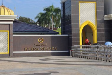25 Haziran 2024 Malezya Istana Negara (Malezya Ulusal Sarayı) girişi. Kapı üzerinde altın harflerle 