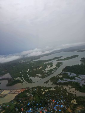 Andaman Adaları 'nın hava görüntüleri bir uçaktan alındı. Yeşillikler, dağınık adalar ve lagünler kısmen sürüklenen muson bulutlarıyla kaplıdır..