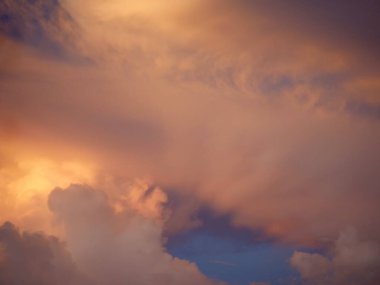 Beyaz kabarık bulutlar. Azure, açık mavi gökyüzü. Tasarım için arka plan, yaz güneşli bir gün, büyük kümülüs bulutları. Atmosferik cephe, hava değişimi, bulutlu mavi gökyüzü.