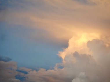 Beyaz kabarık bulutlar. Azure, açık mavi gökyüzü. Tasarım için arka plan, yaz güneşli bir gün, büyük kümülüs bulutları. Atmosferik cephe, hava değişimi, bulutlu mavi gökyüzü.