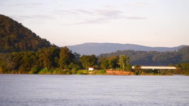 Mekong Nehri 'nin akan suları, dağların ve nehrin havadan görünüşü, Tayland manzarası, sabah vakti nehir üzerinde akan su manzarası, yağmur ormanları hava manzarası vardır.