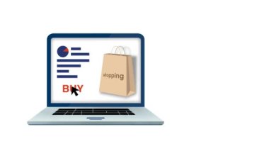 Dizüstü bilgisayarın, online alışverişin, pazarlama platformu web sitesinin, teknolojinin, ekommerce 'nin, nakliyenin, çevrimiçi ödemenin önünde duran minyatür alışveriş arabasıyla çevrimiçi alışveriş kavramı