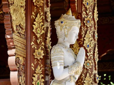 Chiang Rai 'deki Wat Phra Singh' deki Beyaz Buda heykeli, antik tapınaktaki Buda heykeli, bir Buda heykelinin barışçıl görüntüsü, Phra Sihing Buda veya Phra Singh Lanna sanatının bir heykeli.