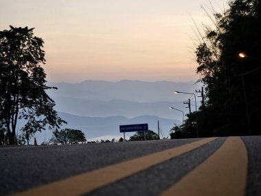 Sarı trafik çizgisi rengi. Sollamayı yasaklamak için çift katı çizgi, asfalta boyanmış yasak sollama sarı çizgiler, güvenli sürüş ve trafik düzenleyici kurallar