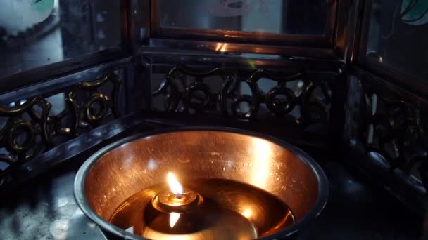 Malé Svíčky Ohněm Měkké Světlo Svíček Které Vytvářejí Klidnou Atmosféru — Stock video