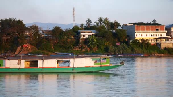 Barco Lento Que Cruza Largo Del Río Mekong Barco Local — Vídeos de Stock