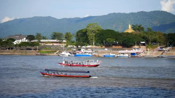 メコン川沿いのスローボート タイ国境とラオス間のメコン川に移動するローカルボート 川上のボート輸送 輸送船 — ストック動画
