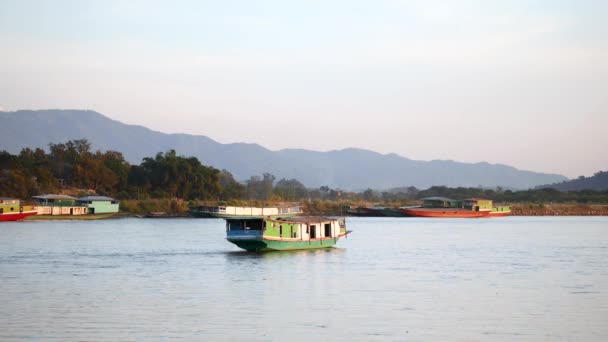 Långsam Båt Cruising Längs Floden Mekong Lokal Båt Som Rör — Stockvideo