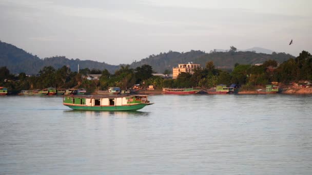 Повільне Судно Плаває Вздовж Річки Меконг Місцеве Судно Рухається Річці — стокове відео