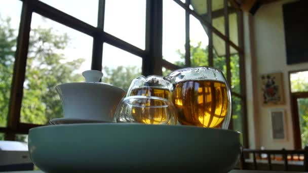 Czarna Herbata Szklanej Filiżance Czajniczek Filiżanka Świeżo Parzonej Czarnej Herbaty — Wideo stockowe