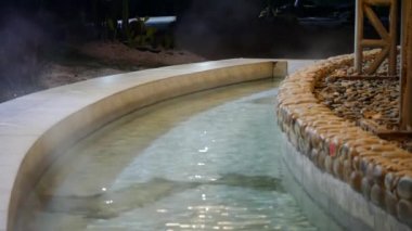 Ulusal Park 'taki Sıcak Pınar Doğal Havuzu, Tayland' ın kuzeyinde dağlarla çevrili Doğal Sıcak Bahar Banyosu, Buhar Yükselişi, siste akan su