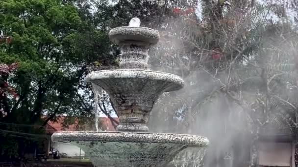 国立公園の温泉天然浴場 タイ北部の山々に囲まれた天然温泉風呂 スチームライジング 霧に流れる水 — ストック動画