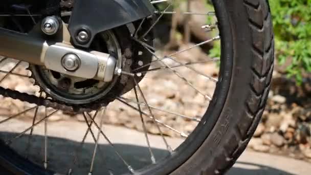 伸展的摩托车链条是旋转的 摩托车后轮旋转 摩托车车轮旋转 摩托车后轮旋转 — 图库视频影像