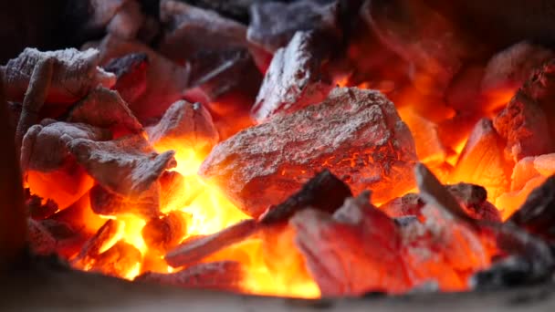 Plamen Grilu Dřevěné Uhlí Uhlí Zapálené Kamnech Žhavý Uhlík Žhavé — Stock video
