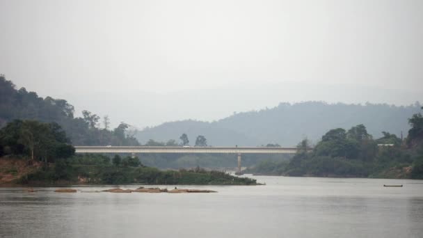 Nehrin Üzerindeki Iki Dağ Arasındaki Köprü Nehrin Üzerindeki Yol Köprüsü — Stok video