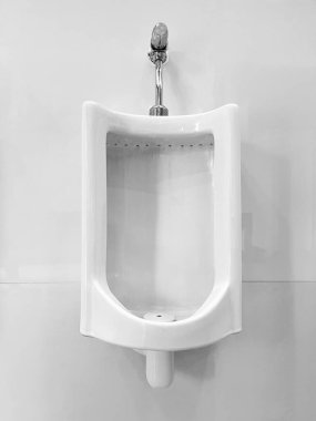 Beyaz seramik pisuar, modern banyo içi, umumi tuvaletçiler tuvaleti, oval seramik pisuvar. Başa çıkılması gereken kamusal alan