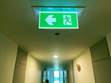 Binanın içinde işaretler ve yangın çıkışları yüksek binadaki yangın çıkışları, yanıp sönen acil durum ışıkları var.