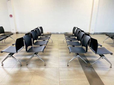 Havaalanlarında sıkça görülen ve sakin ve düzenli bir ortam, seyahat, ulaşım, havaalanı tasarımı sağlayan modern terminal, temiz ve şık bir oturma düzeni dizaynı.