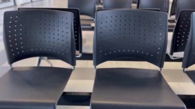 Havaalanlarında sıkça görülen ve sakin ve düzenli bir ortam, seyahat, ulaşım, havaalanı tasarımı sağlayan modern terminal, temiz ve şık bir oturma düzeni dizaynı.