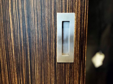 Sürgülü kapı kolu, beyaz ahşap sürgülü kapı kolu, Modern Tahta Sürgü, fırçalanmış metal saplar ve zengin ceviz kaplama