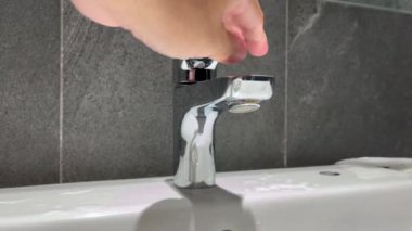 Su musluğu, el başlaması ve durması banyo, musluk ve su akışı, gümüş musluk açılması