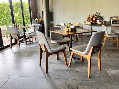 Masa ve sandalyeli oda, masa ve sandalyeli modern beyaz kahve dükkanı, klasik tarzda lüks yemek odası.