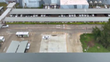 Otomobiller ve motosikletler için organize park yerlerini gösteren bir park alanı, sokak tarafından aydınlatılmış, net görüş alanı sağlıyor, bu şehir merkezi ulaşımı resmetmek için idealdir.