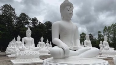 Beyaz Buda taşı heykeli, Ubon Ratchathani Tayland, Buda heykeli meditasyona daldırılmış, Lord Buddha heykeli